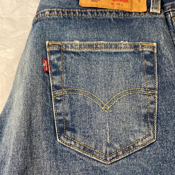 Levi's | 501 Blue Jean Shorts with Vintage Fade - Distressing - W30 - Picture 3 of 7